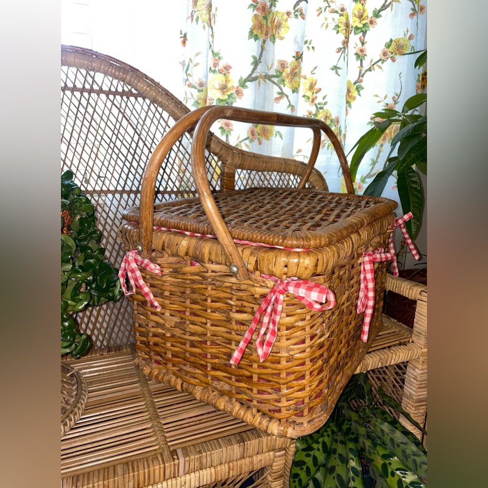 Large picnic basket with accessories